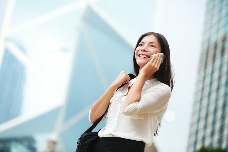 Professionista Thailandese al telefono Professionista Thailandese al telefono